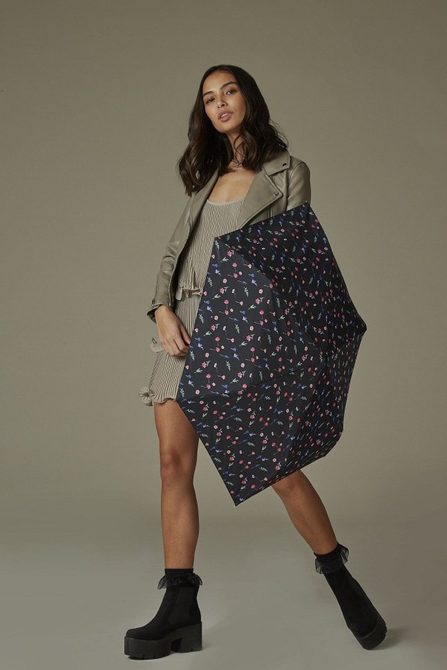 Женский складной зонт Fulton Superslim-2 L553 Bursting Buds (механика, черный с цветочным принтом) 94083 фото №2 Женский складной зонт Fulton Superslim-2 L553 Bursting Buds (механика, черный с цветочным принтом) 94083 modnotak фото №2