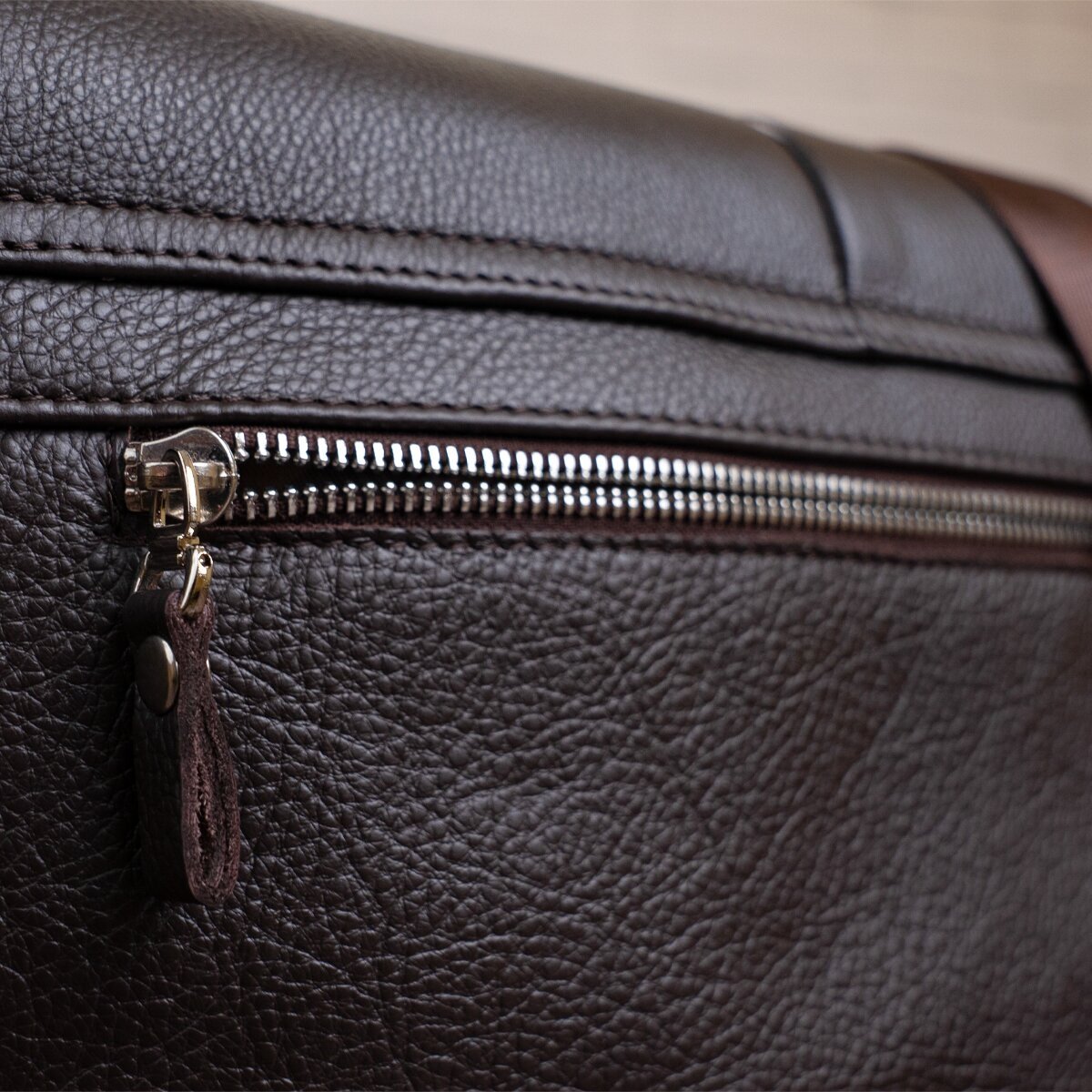Функциональная мужская сумка-мессенджер с навесным клапаном из натуральной кожи флотар SHVIGEL (00798)