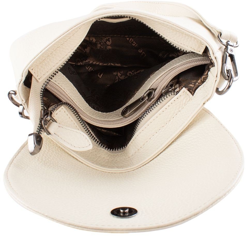 Женская белая сумка-кроссбоди из фактурной кожи на клапане с магнитом Desisan (19167)