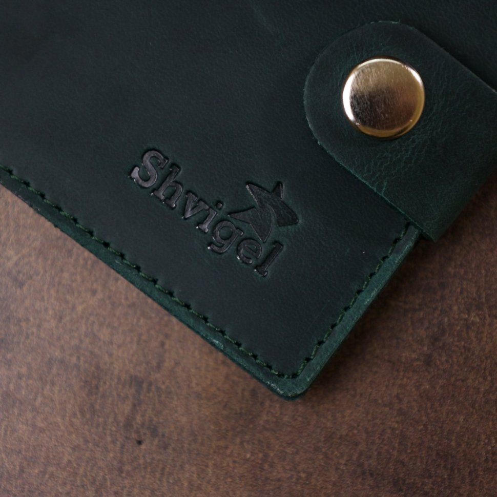 Зелений вінтажний чоловічий портмоне з натуральної шкіри з хлястиком на кнопці Shvigel (2416498)