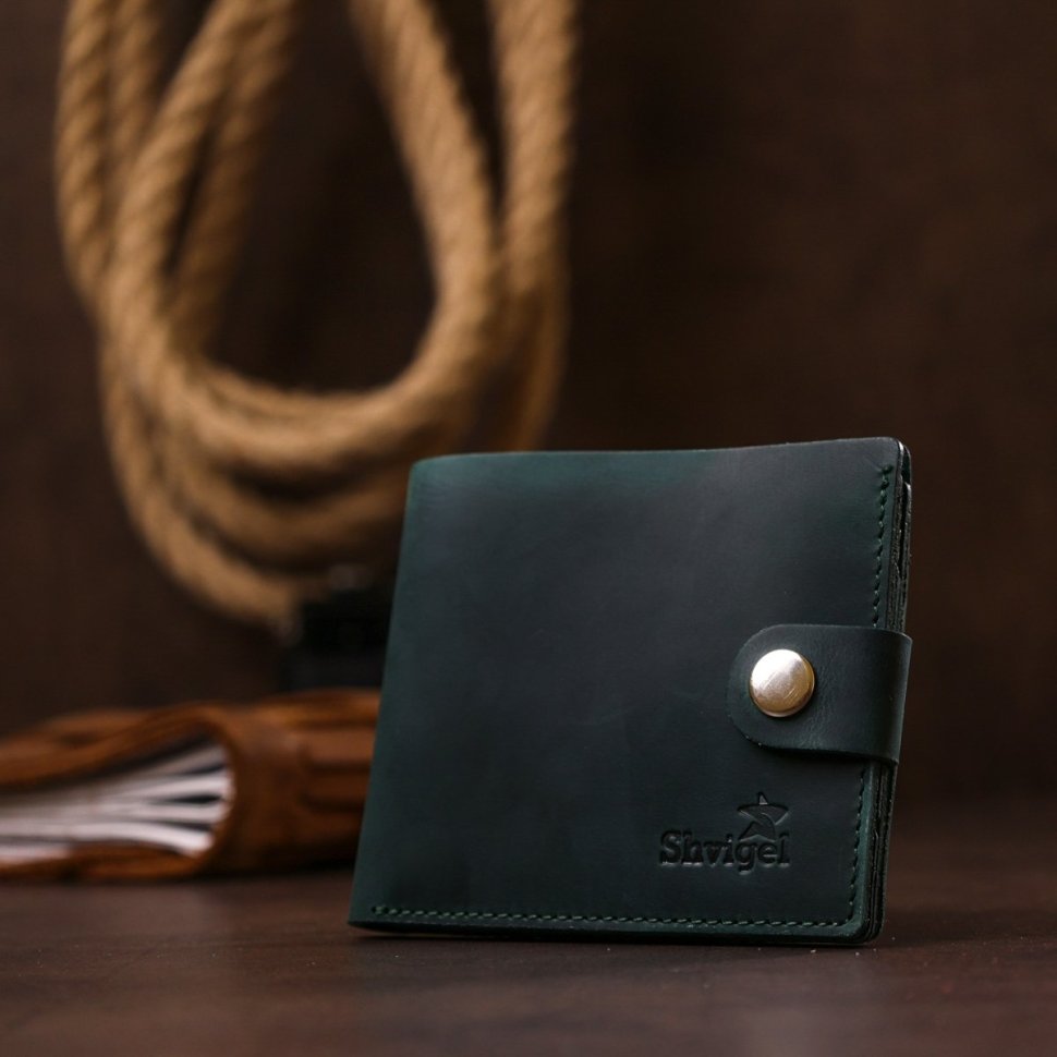 Зеленое винтажное мужское портмоне из натуральной кожи с хлястиком на кнопке Shvigel (2416498)