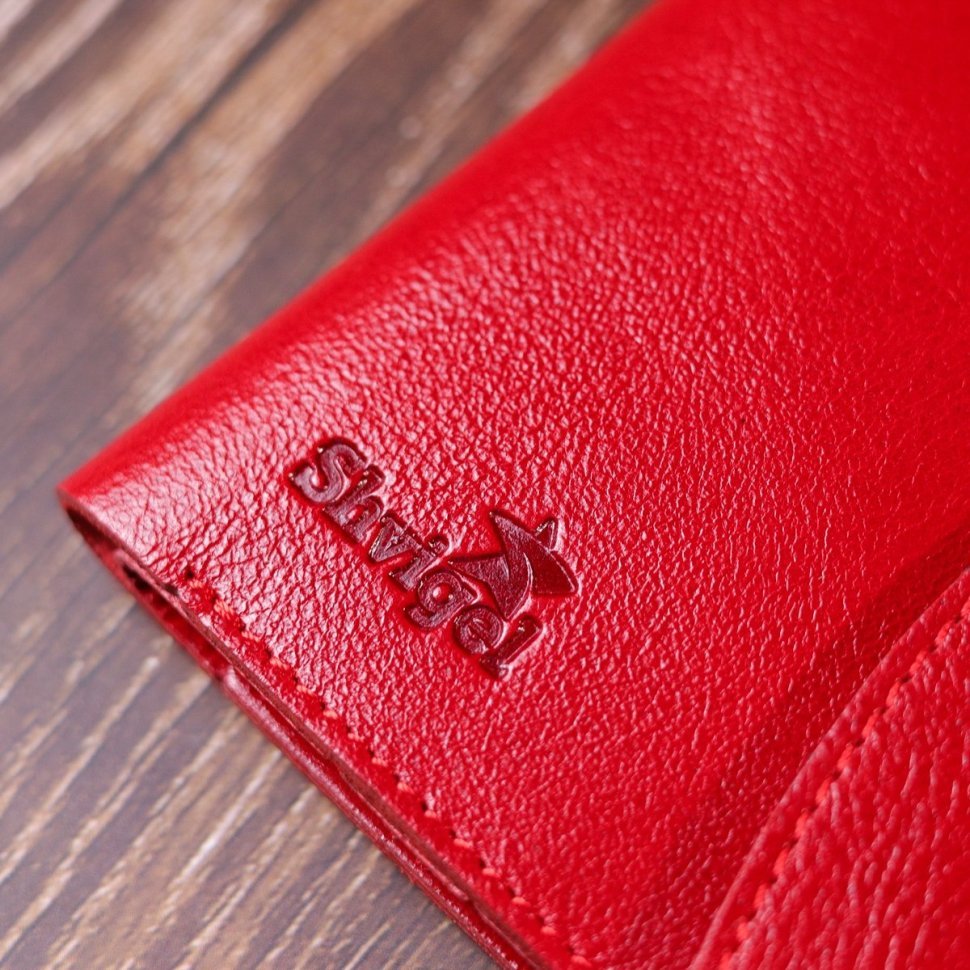 Невеликий жіночий шкіряний гаманець червоного кольору на кнопці Shvigel (2416618)