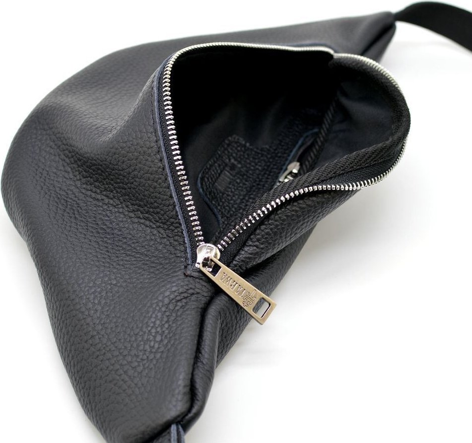 Черная сумка-бананка из фактурной кожи на молниевой застежке TARWA (21629)