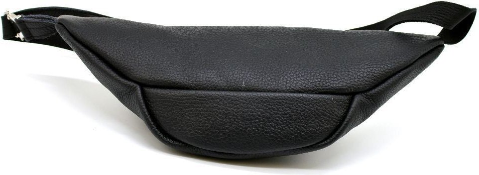 Черная сумка-бананка из фактурной кожи на молниевой застежке TARWA (21629)