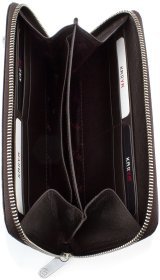 Клатч коричневого цвета из натуральной кожи с фактурой под крокодила KARYA (0704-57)