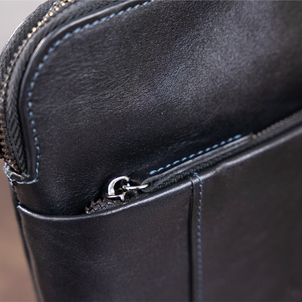 Черная стильная мужская сумка-планшет на плечо из винтажной кожи Shvigel (11177)