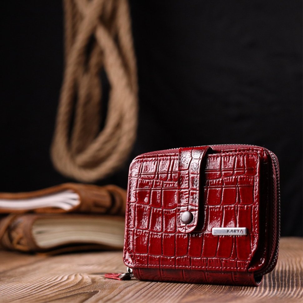 Стильний жіночий гаманець із натуральної лакової шкіри червоного кольору з тисненням під крокодила KARYA (2420970)