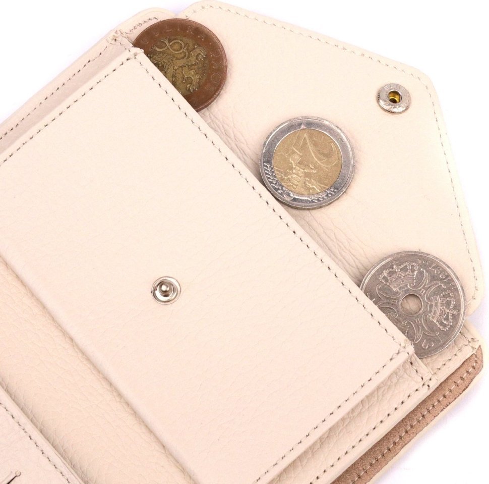 Компактный женский кошелек натуральной кожи молочного цвета с монетницей KARYA (2421070)