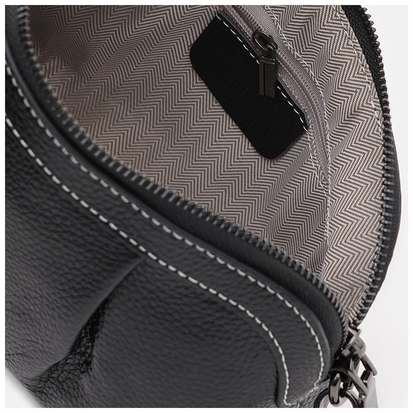 Стильна жіноча сумка із фактурної шкіри чорного кольору з плечовим ремінцем Keizer 71685