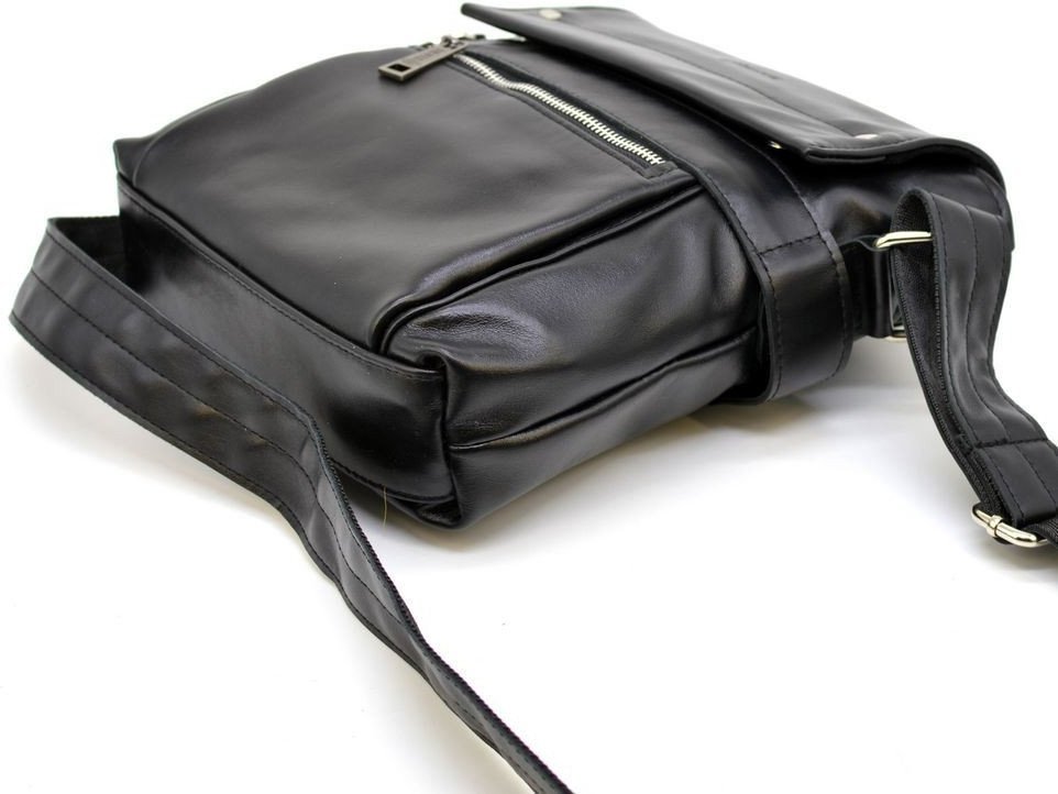 Добротна чоловіча сумка на плече плече з натуральної шкіри з гладкою поверхнею TARWA (19825)