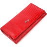 Лаковий жіночий горизонтальний гаманець із натуральної шкіри під рептилію в червоному кольорі KARYA (2421171) - 1