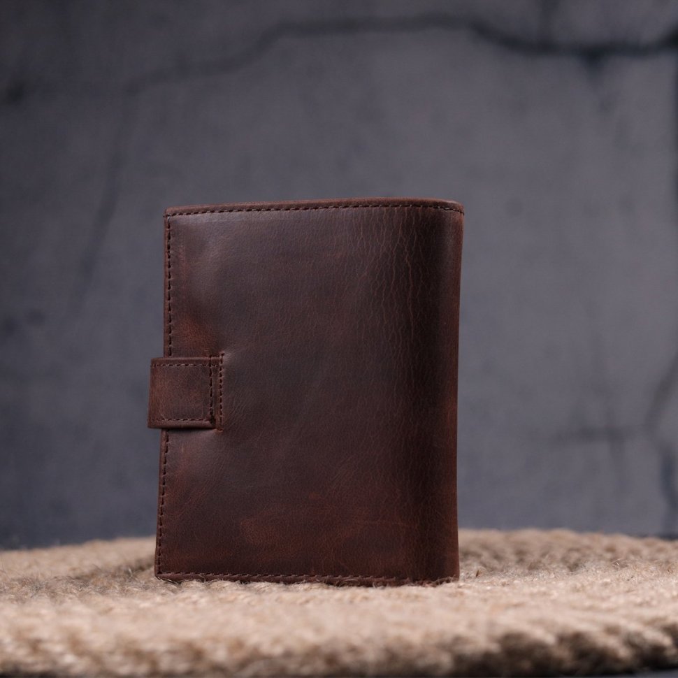 Темно-коричневый мужской кошелек из винтажной кожи с хлястиком на кнопке KARYA (2421387)