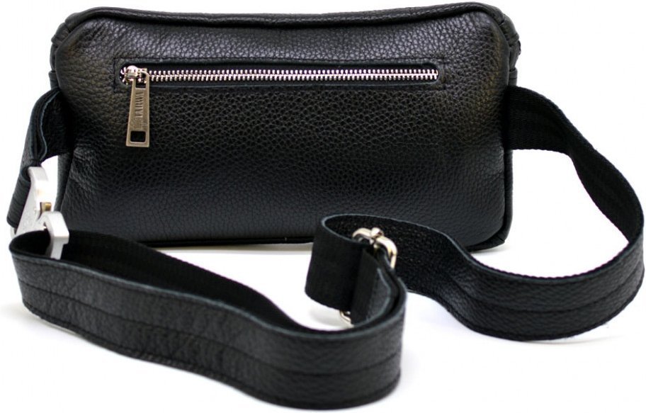 Черная сумка на пояс из фактурной кожи с металлическим фастексом TARWA (19670)