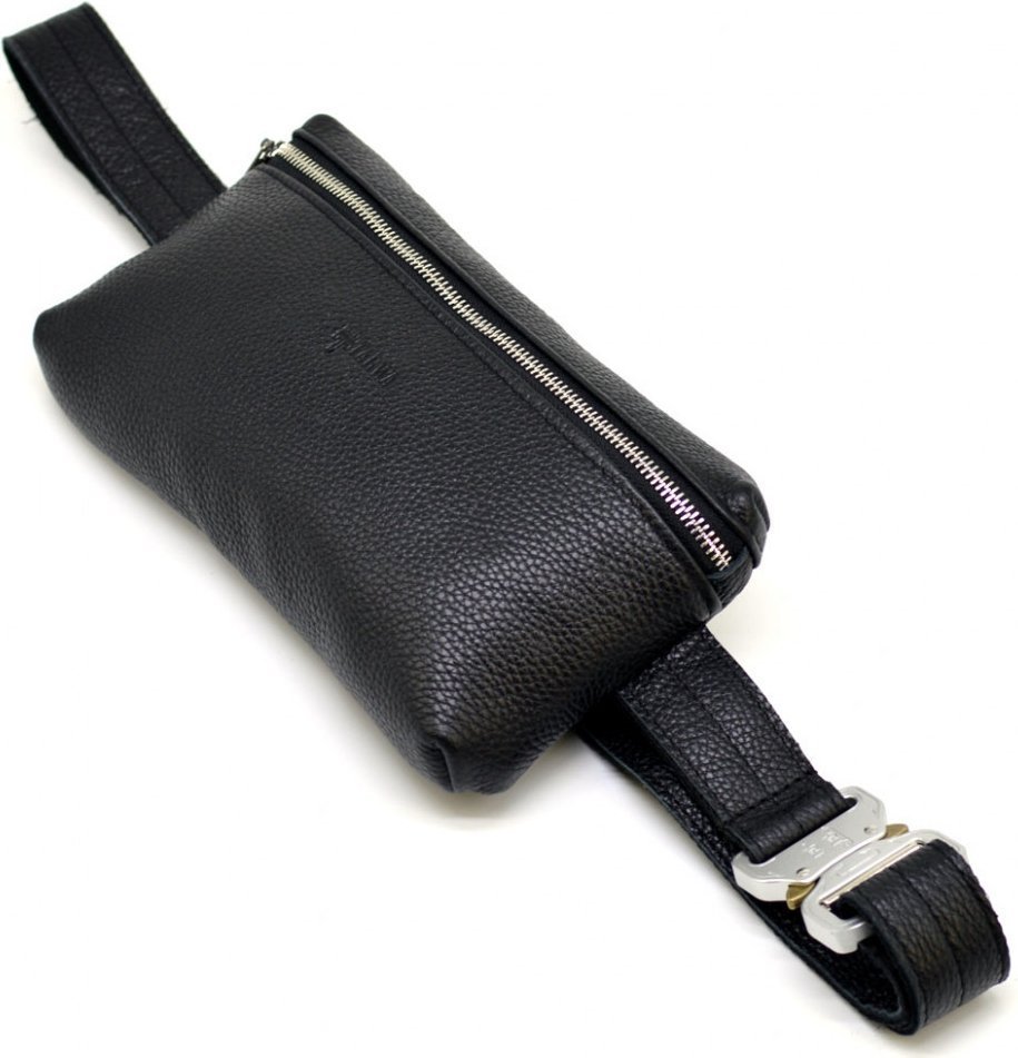 Черная сумка на пояс из фактурной кожи с металлическим фастексом TARWA (19670)