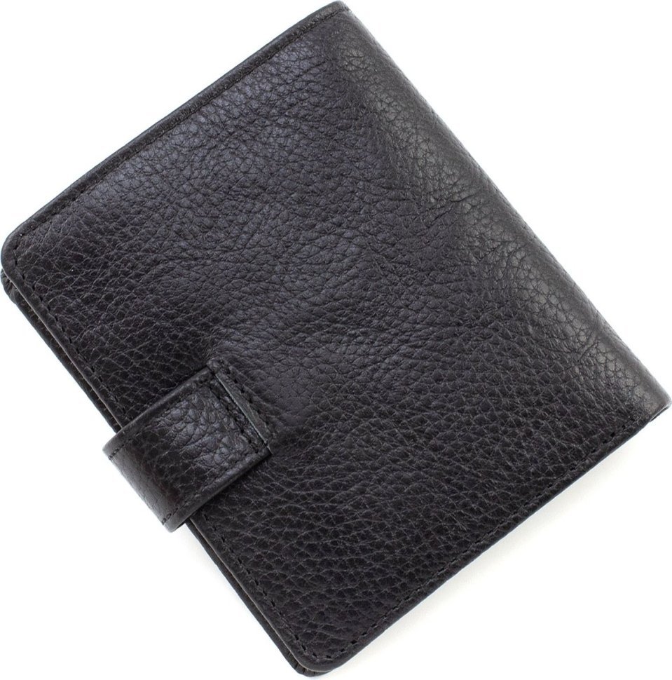 Компактное мужское портмоне из фактурной кожи с фиксацией на хлястик с кнопкой Karya (21749)