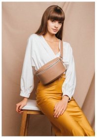 Темно-бежевая женская сумка-бананка из натуральной кожи флотар BankNote Explorer S 78986