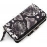 Чорно-білий жіночий гаманець-клатч із натуральної шкіри з фактурою змії KARYA (19976) - 5