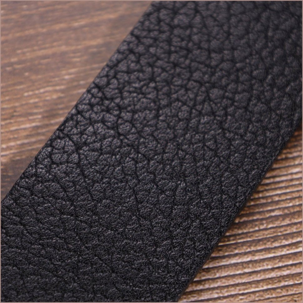 Чоловічий джинсовий ремінь із фактурної шкіри чорного кольору зі стандартною пряжкою BOND 2422070