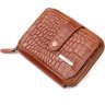 Невеликий чоловічий гаманець коричневого кольору з натуральної шкіри під крокодила KARYA (2420973) - 1