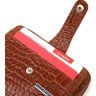 Невеликий чоловічий гаманець коричневого кольору з натуральної шкіри під крокодила KARYA (2420973) - 3