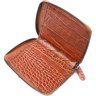 Невеликий чоловічий гаманець коричневого кольору з натуральної шкіри під крокодила KARYA (2420973) - 5