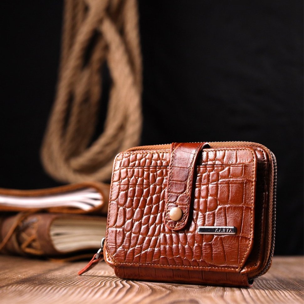 Невеликий чоловічий гаманець коричневого кольору з натуральної шкіри під крокодила KARYA (2420973)