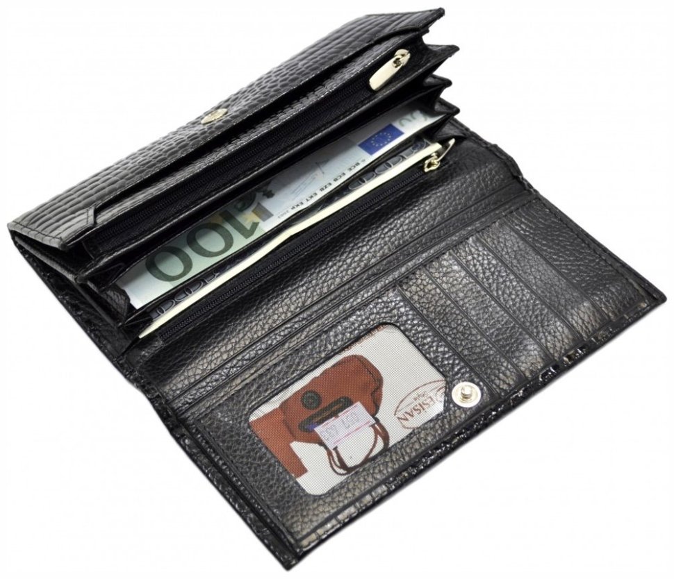 Вместительный женский кошелек из натуральной кожи под фактуру крокодила Desisan 106887 черного цвета на кнопке modnotak фото №4