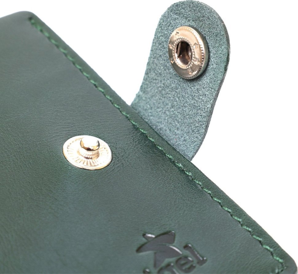 Практичний шкіряний чоловічий портмоне зеленого кольору з хлястиком на кнопці Shvigel (2416504)