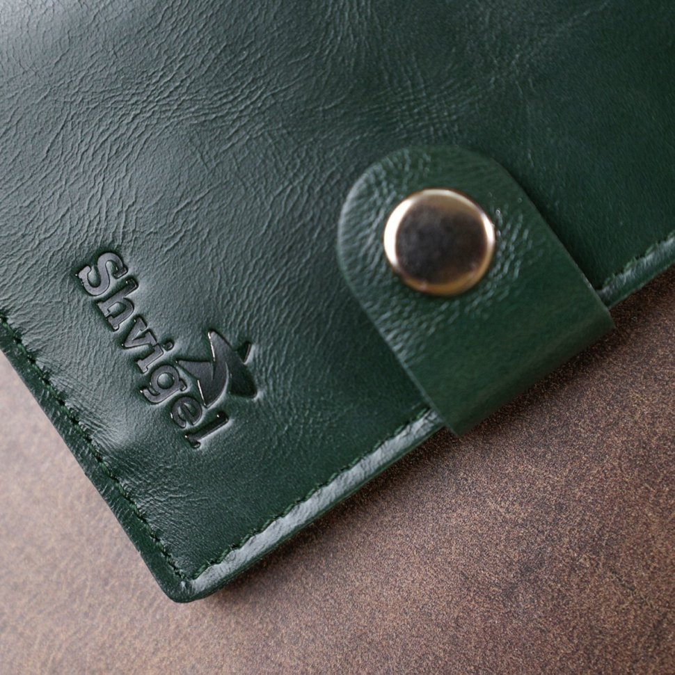 Практичний шкіряний чоловічий портмоне зеленого кольору з хлястиком на кнопці Shvigel (2416504)