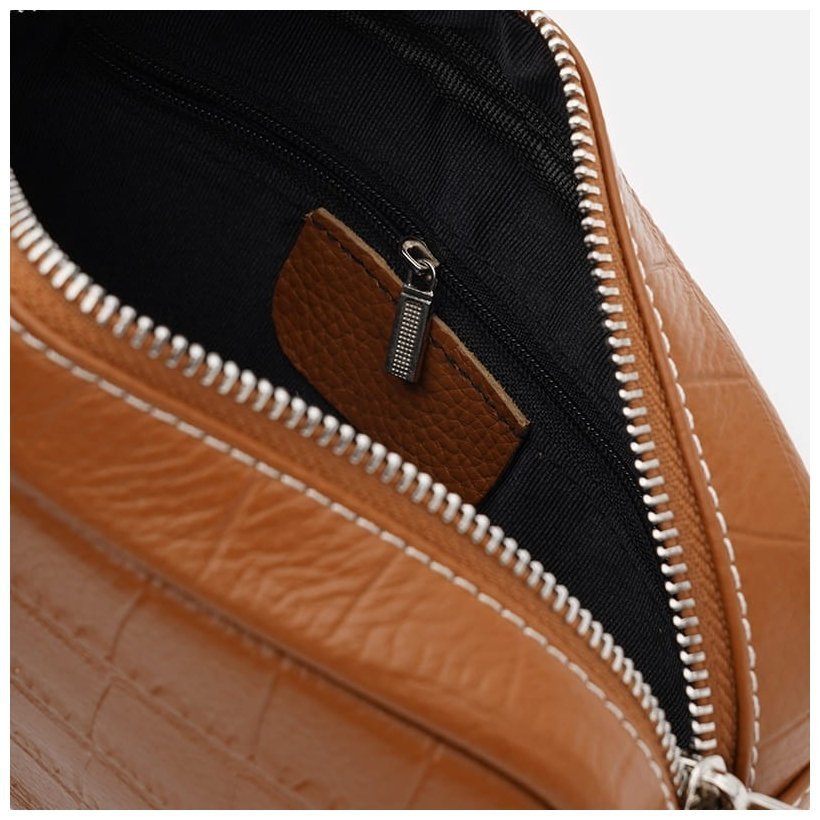 Маленька жіноча сумка-кроссбоді з натуральної шкіри під крокодила світло-коричневого кольору Keizer 71688