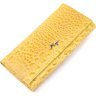 Жовтий жіночий гаманець із натуральної шкіри з тисненням під крокодила KARYA (2421174) - 1