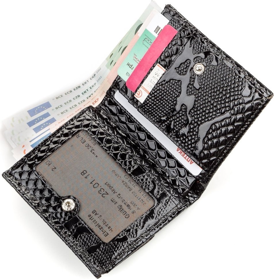 Жіночий невеликий гаманець із лакованої шкіри чорного кольору з фактурою рептилії KARYA (2417179)
