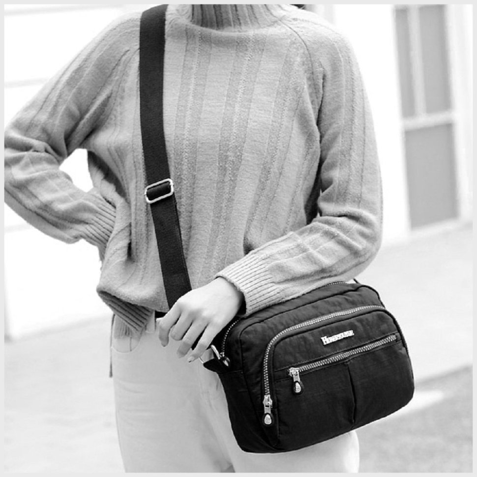 Жіноча текстильна сумка-кроссбоді чорного кольору з однією лямкою Confident 77589