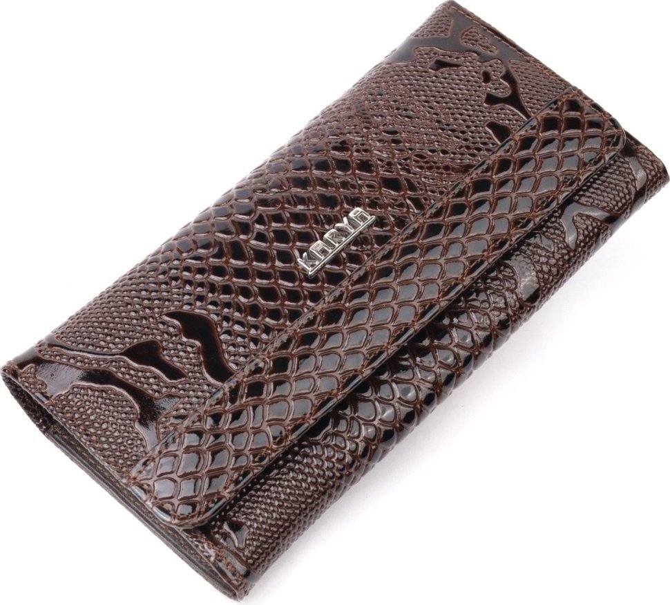 Женский лаковый кошелек из натуральной кожи коричневого цвета с фактурой под зммею KARYA (2421176)