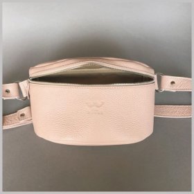 Пудровая женская сумка-бананка из натуральной кожи флотар BlankNote Explorer S 78990