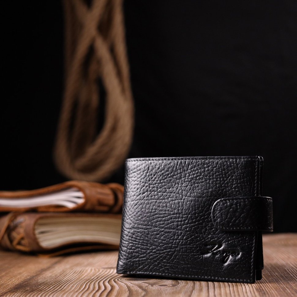 Класичний чоловічий гаманець із натуральної шкіри чорного кольору з хлястиком на кнопці KARYA (2421077)