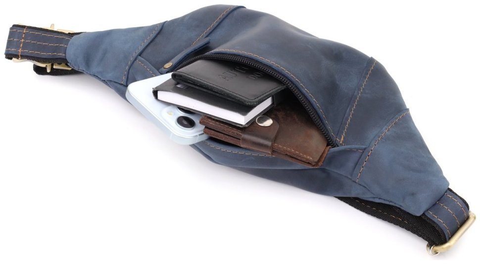 Стильная мужская сумка-бананка из натуральной винтажной кожи Shvigel 95091 Синего цвета modnotak фото №7