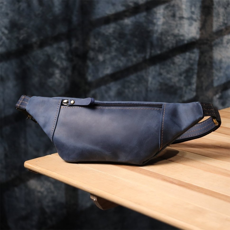 Стильная мужская сумка-бананка из натуральной винтажной кожи Shvigel 95091 Синего цвета modnotak фото №9