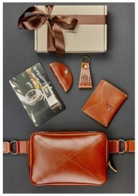 Чоловічий подарунковий набір (сумка, портмоне, брелок) із натуральної шкіри світло-коричневого кольору BlankNote 78591