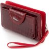 Шкіряний жіночий гаманець-клатч у червоному кольорі з фактурою під крокодила KARYA (19608) - 3
