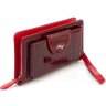 Шкіряний жіночий гаманець-клатч у червоному кольорі з фактурою під крокодила KARYA (19608) - 1