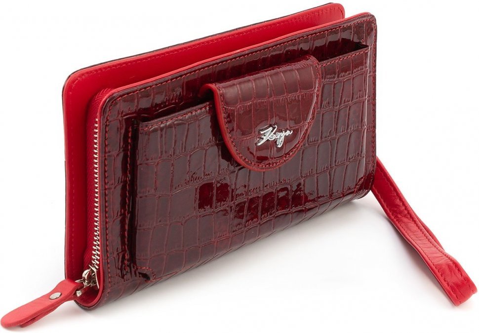 Шкіряний жіночий гаманець-клатч у червоному кольорі з фактурою під крокодила KARYA (19608)