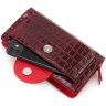 Шкіряний жіночий гаманець-клатч у червоному кольорі з фактурою під крокодила KARYA (19608) - 2