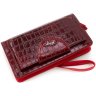 Шкіряний жіночий гаманець-клатч у червоному кольорі з фактурою під крокодила KARYA (19608) - 4
