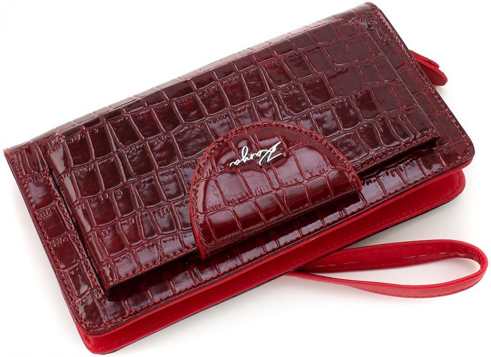 Шкіряний жіночий гаманець-клатч у червоному кольорі з фактурою під крокодила KARYA (19608)