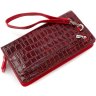 Шкіряний жіночий гаманець-клатч у червоному кольорі з фактурою під крокодила KARYA (19608) - 5