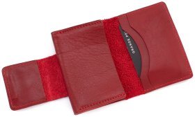 Червона візитниця маленького розміру з натуральної шкіри на магніті Grande Pelle (15458)