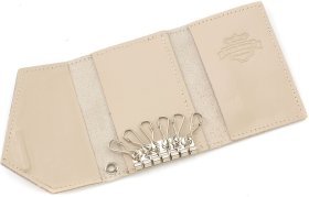 Тонкая бежевая женская ключница из натуральной кожи на магните Grande Pelle (19074)