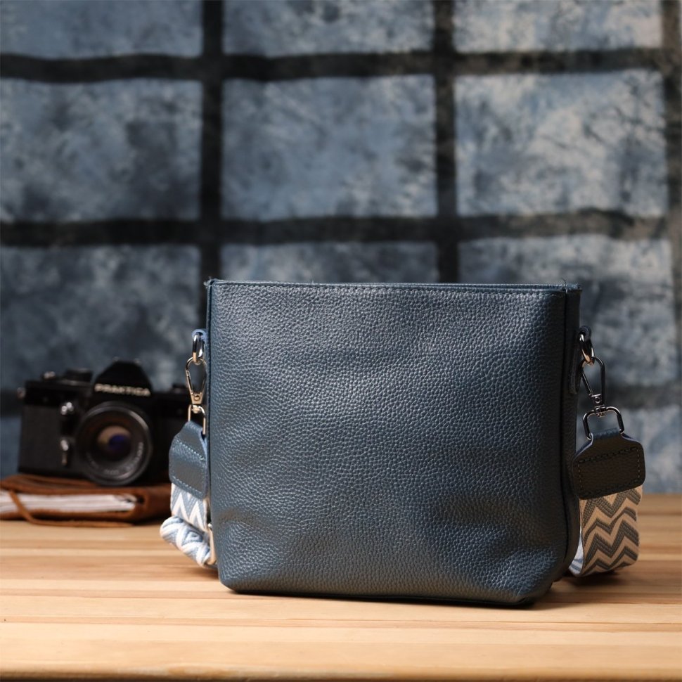 Повседневная женская сумка из фактурной кожи с текстильным ремешком через плечо Vintage 98192 голубого цвета modnotak фото №10