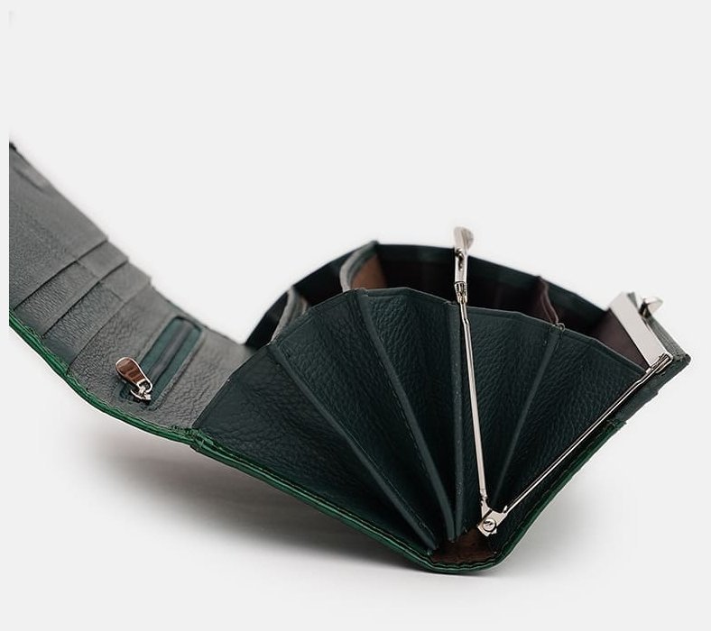 Лаковый кожаный женский кошелек с клапаном на магните Ricco Grande 109092 зеленого цвета modnotak фото №4